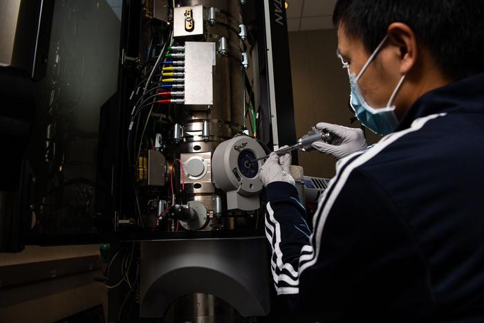 Leaky insulating layer reduces battery lifetime – Physics World