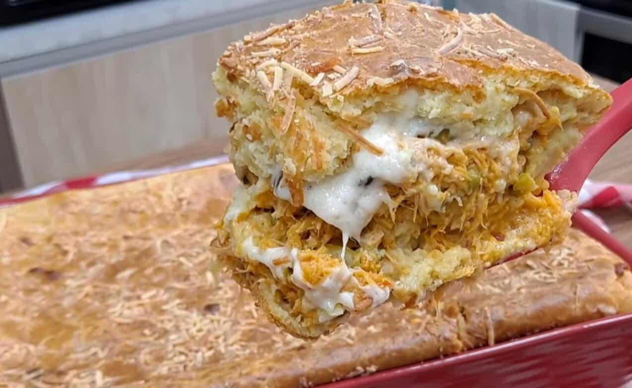 Torta de frango cremosa de liquidificador que fica pronta em poucos minutos e já sai do forno com um recheio de dar inveja a qualquer padaria