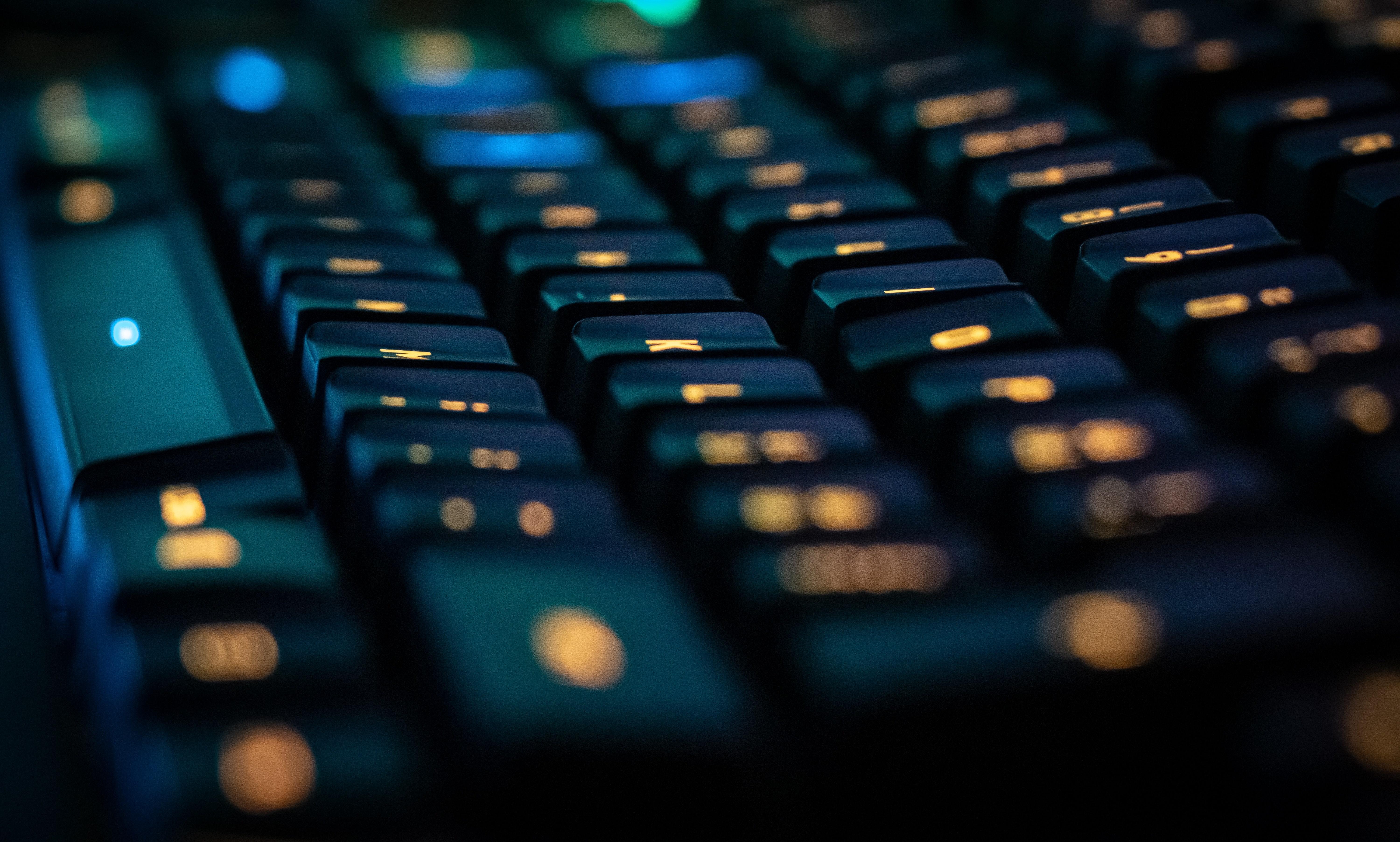 Becoming a bilingual typist - switching from QWERTY to Maltron