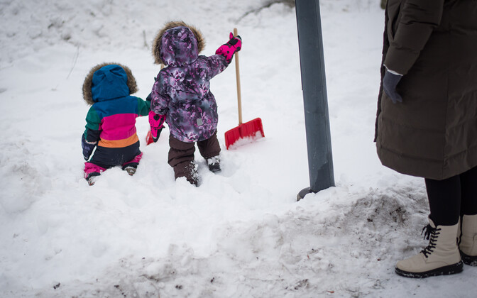 Locals make most of winter weather to build snow city in Tallinn's Kadriorg Park | News | ERR