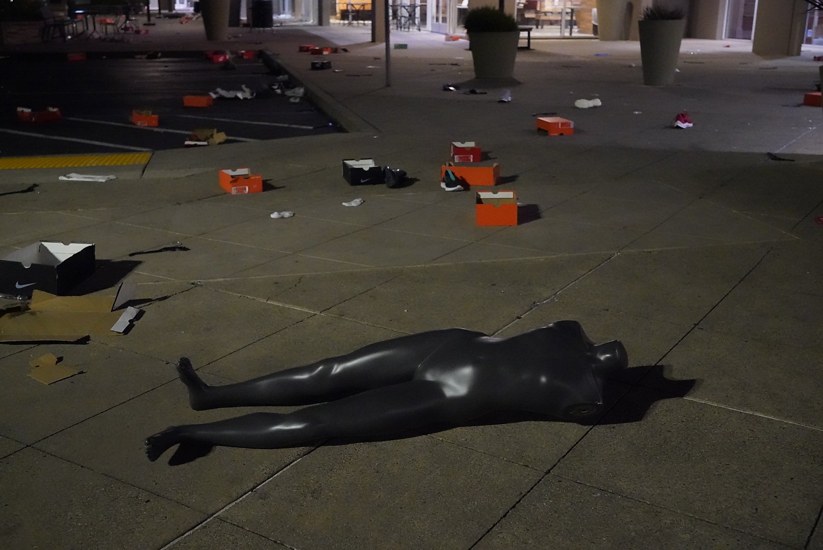 Shopping malls in Richmond, Fairfield targeted by looters