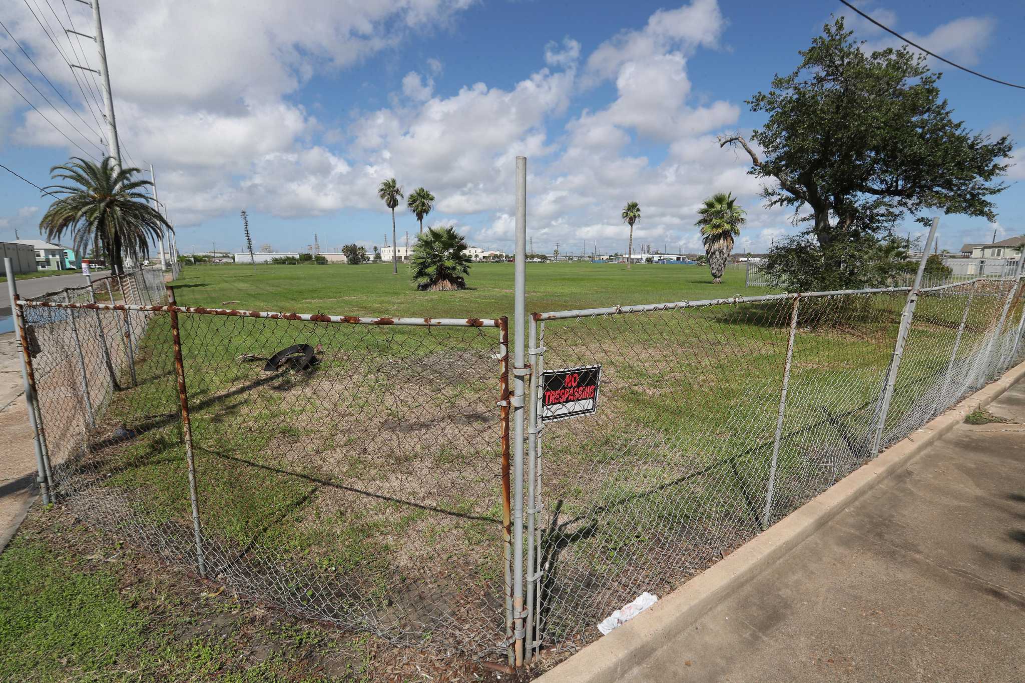 Plan to rebuild Galveston public housing divides advocates