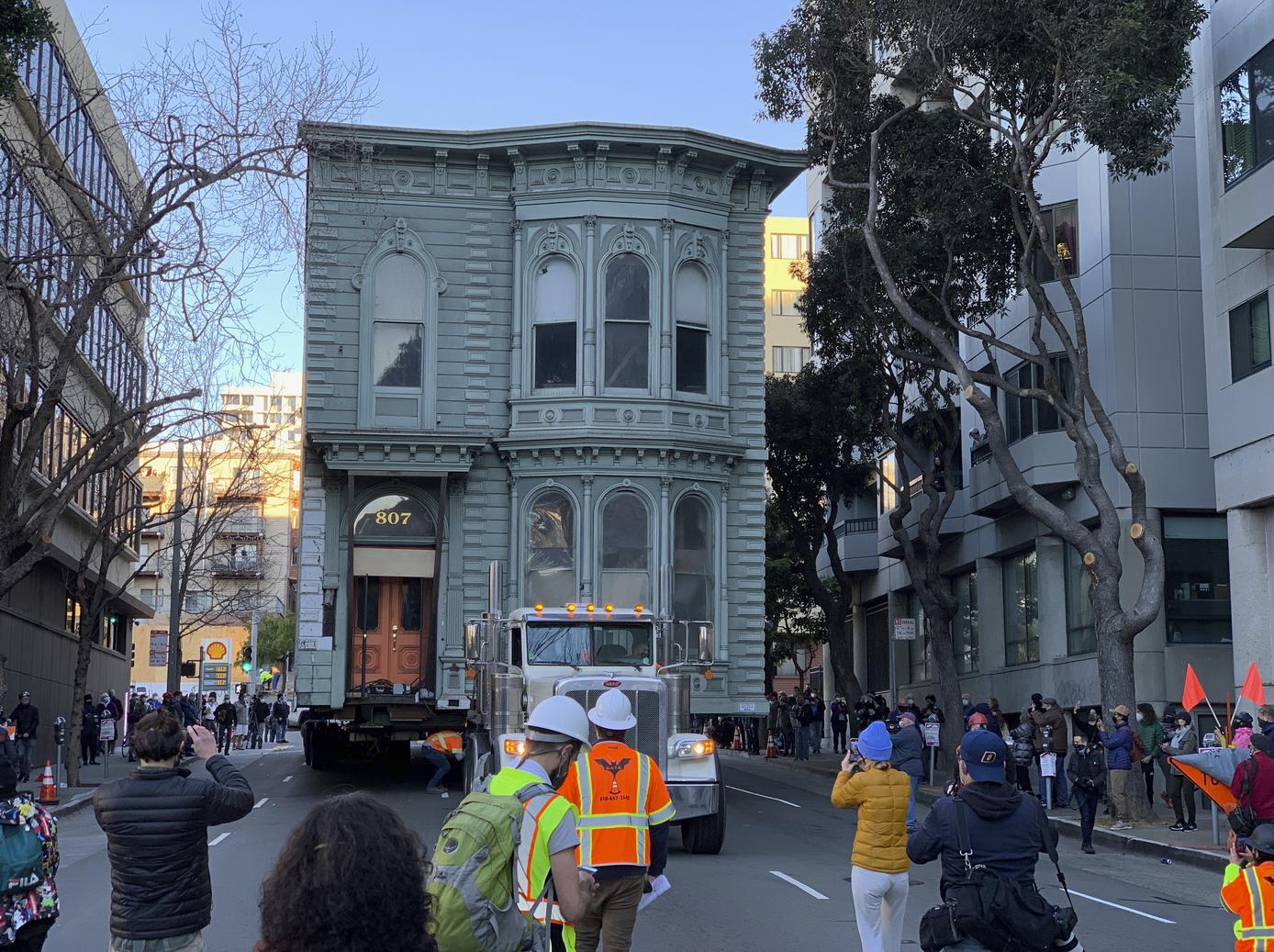 S.F. parade follows 139-year-old Victorian’s trek to new home