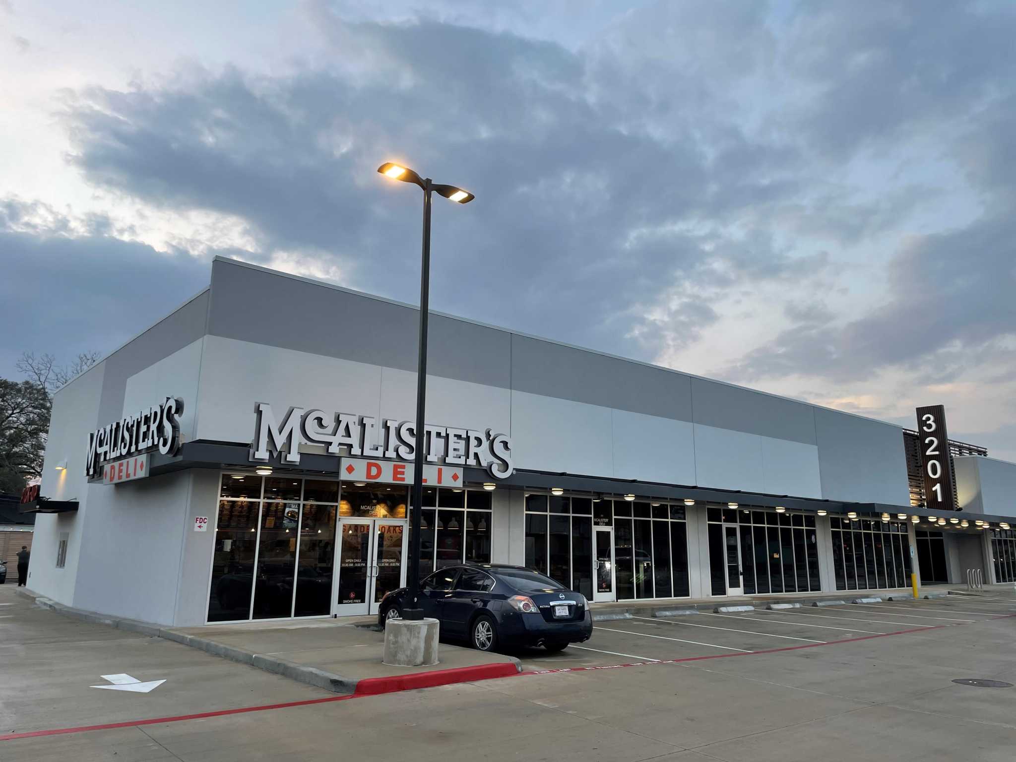 Retail wrap: H-E-B to anchor new retail center in Baybrook area