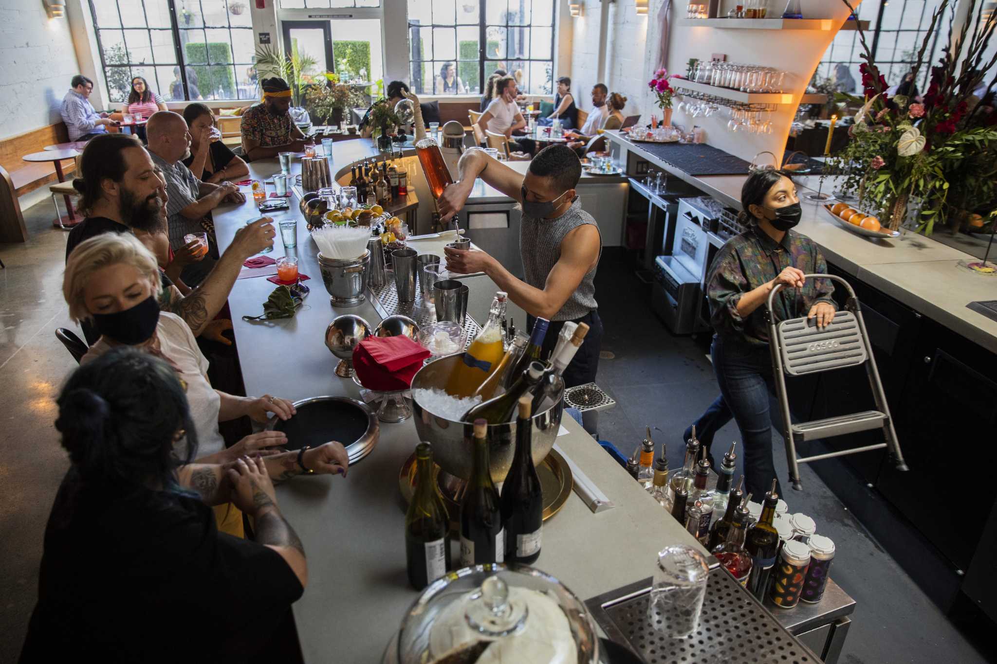 A wave of Bay Area restaurants are shutting down temporarily again as omicron spreads