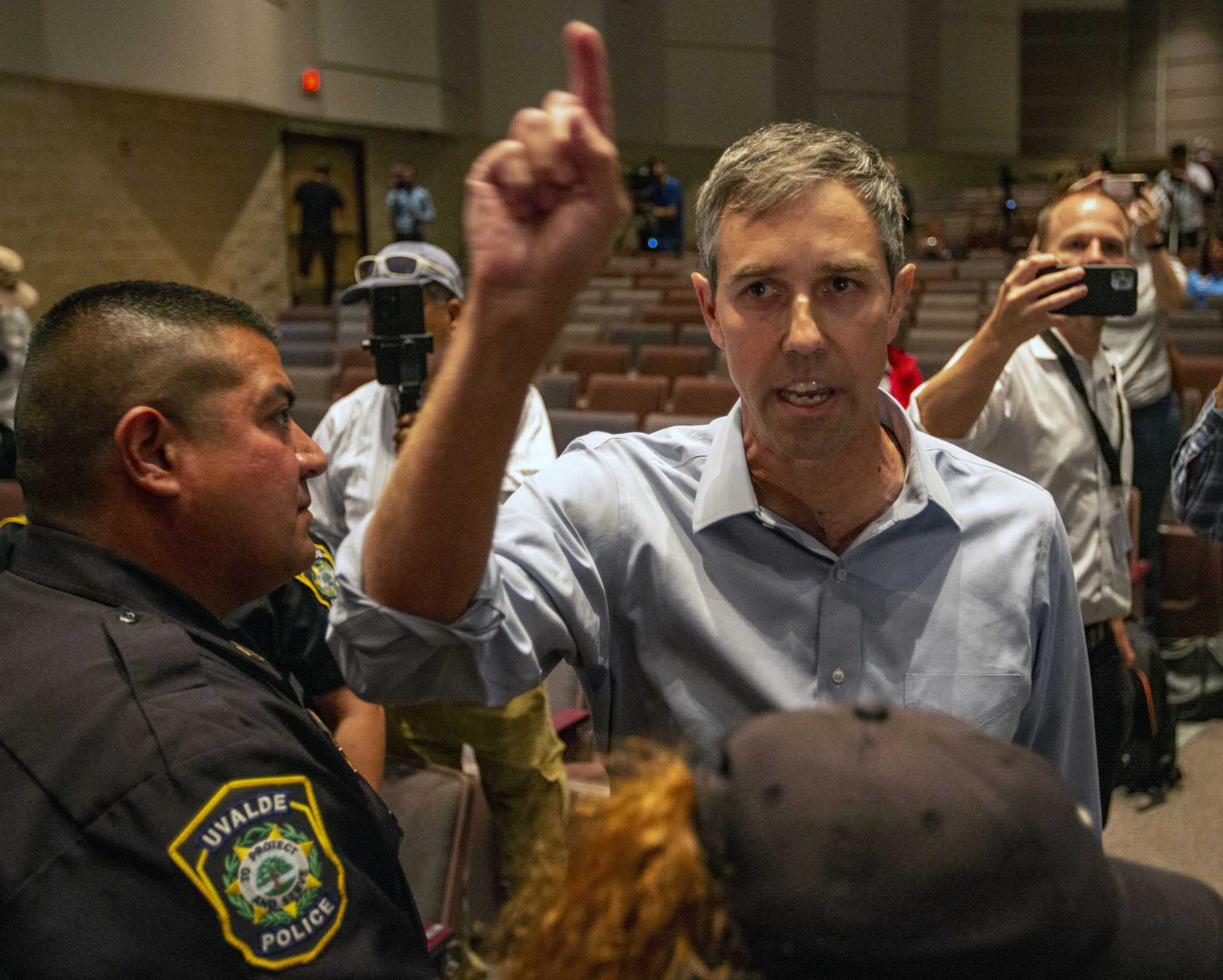 Beto O'Rourke disrupts Abbott at Uvalde shooting press conference