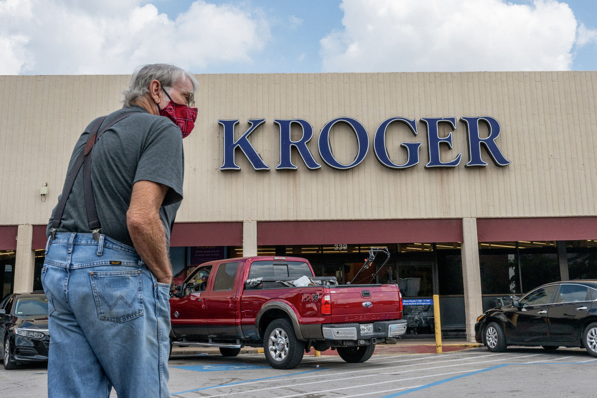 Kroger, Albertsons forge $24.6 billion grocery giant combination