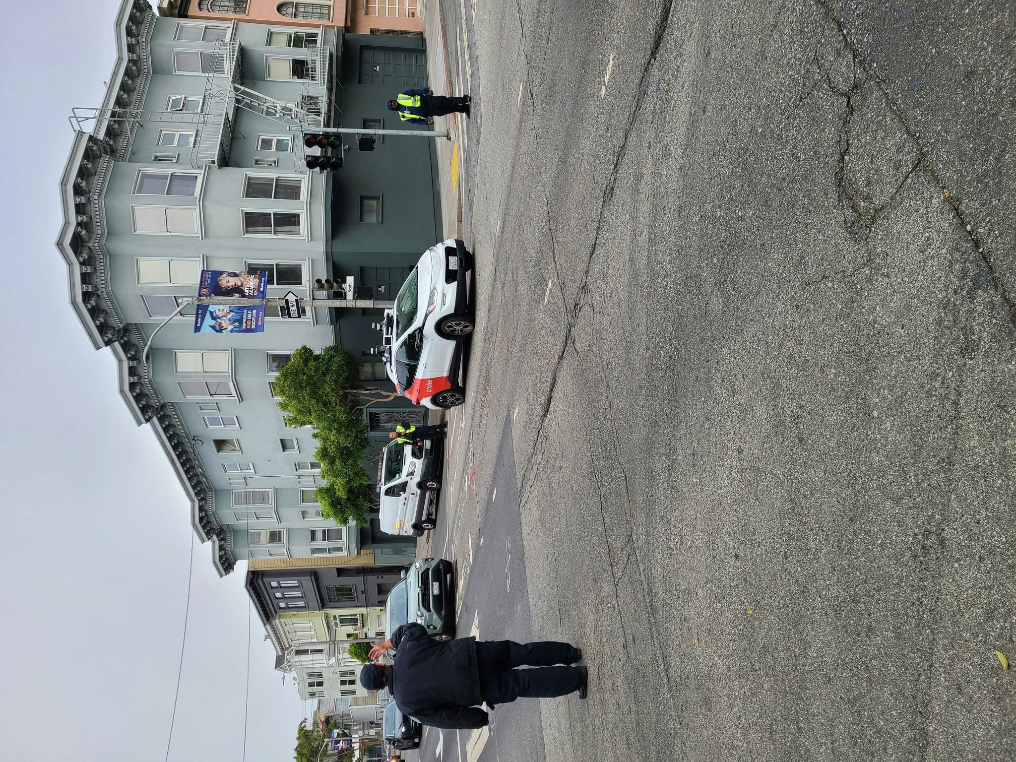 Watch SF police try to get this stuck autonomous Cruise car to move