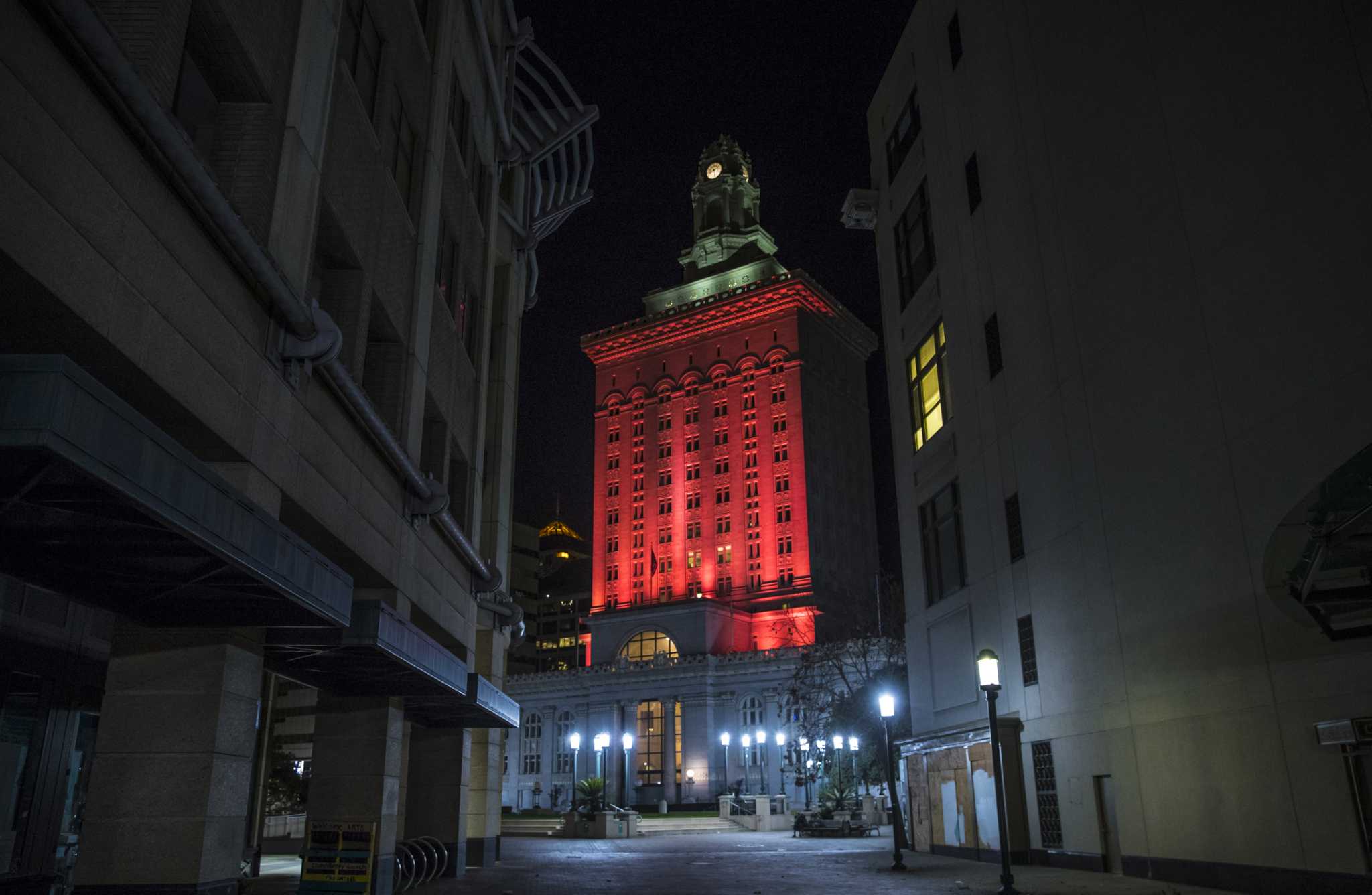Oakland faces worsening budget deficit, may trigger cuts in services