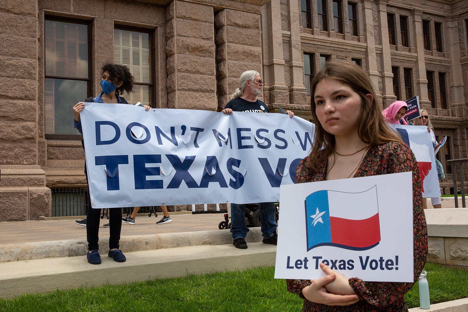 What would the voting bill Texas Democrats are protesting by fleeing the state do?