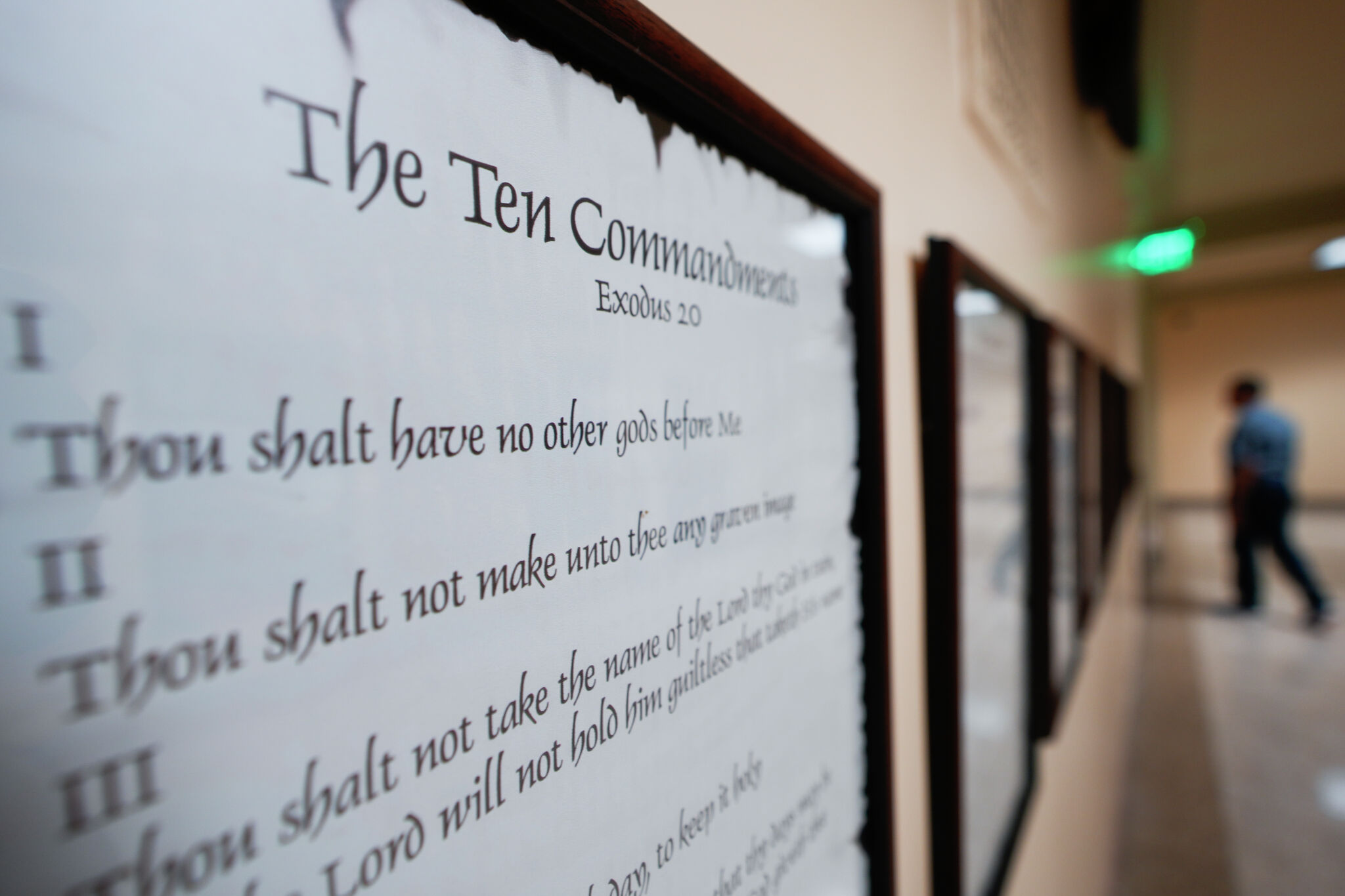 How will Texas schools display Biblical lessons in classrooms?