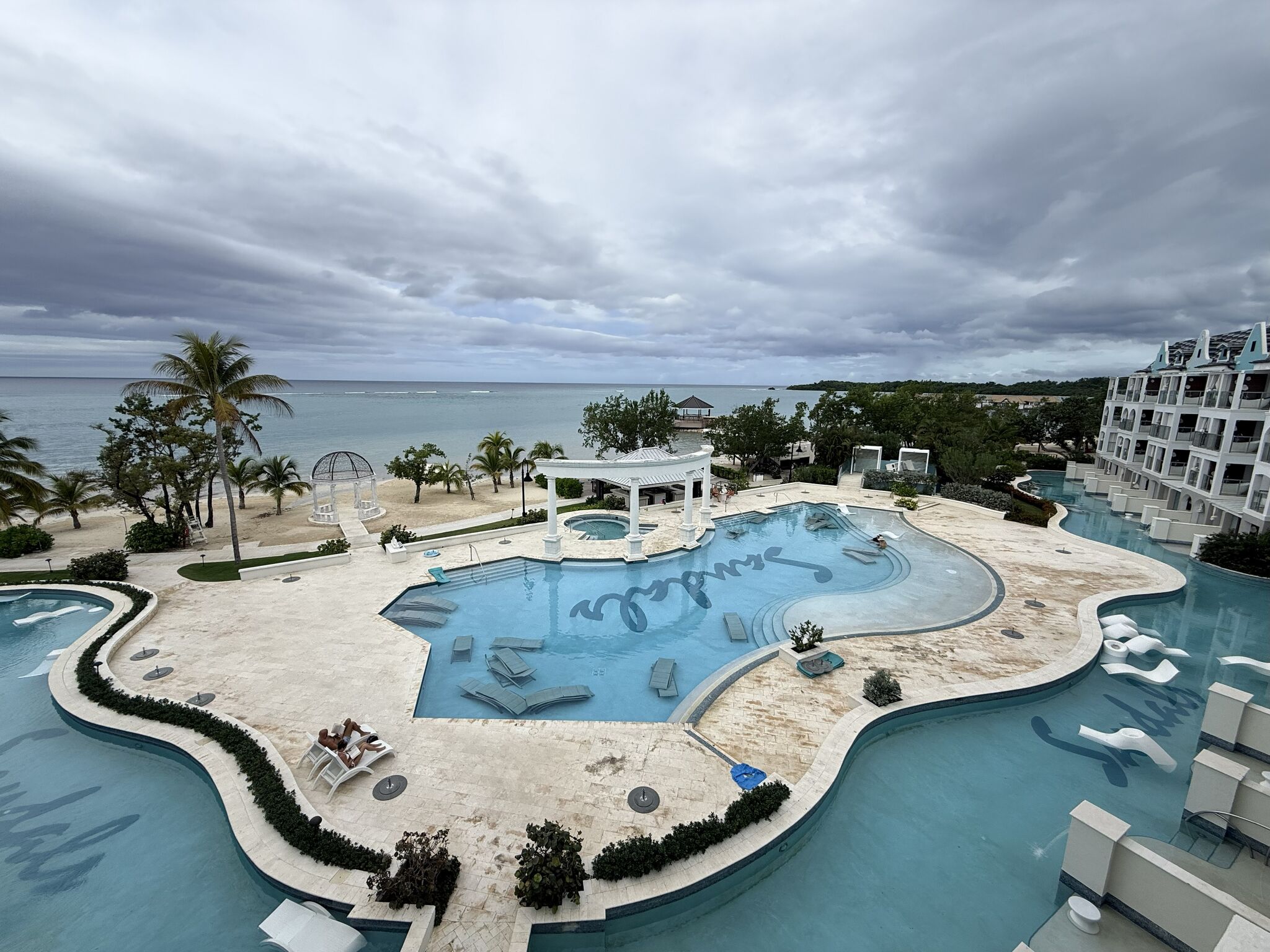 Hurricane Melissa nears Jamaica as American tourists hunker down