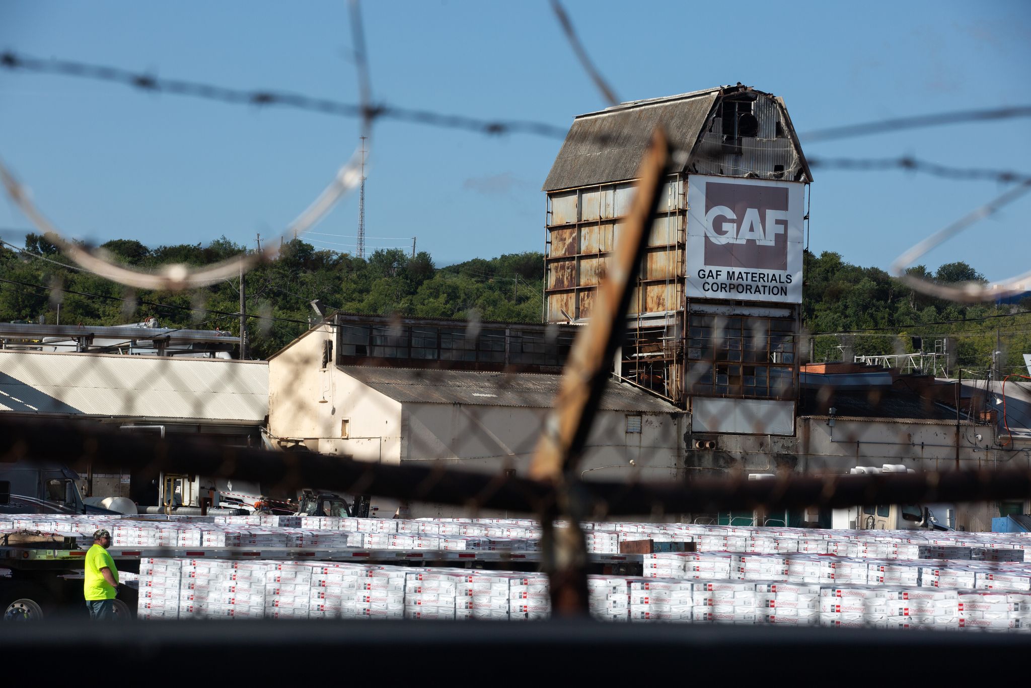 Company says it will shut down West Dallas shingle plant - within seven years