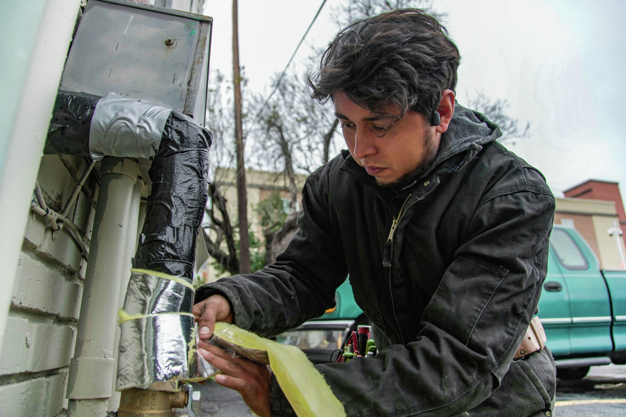 How long does it take pipes to freeze? How to thaw frozen pipes