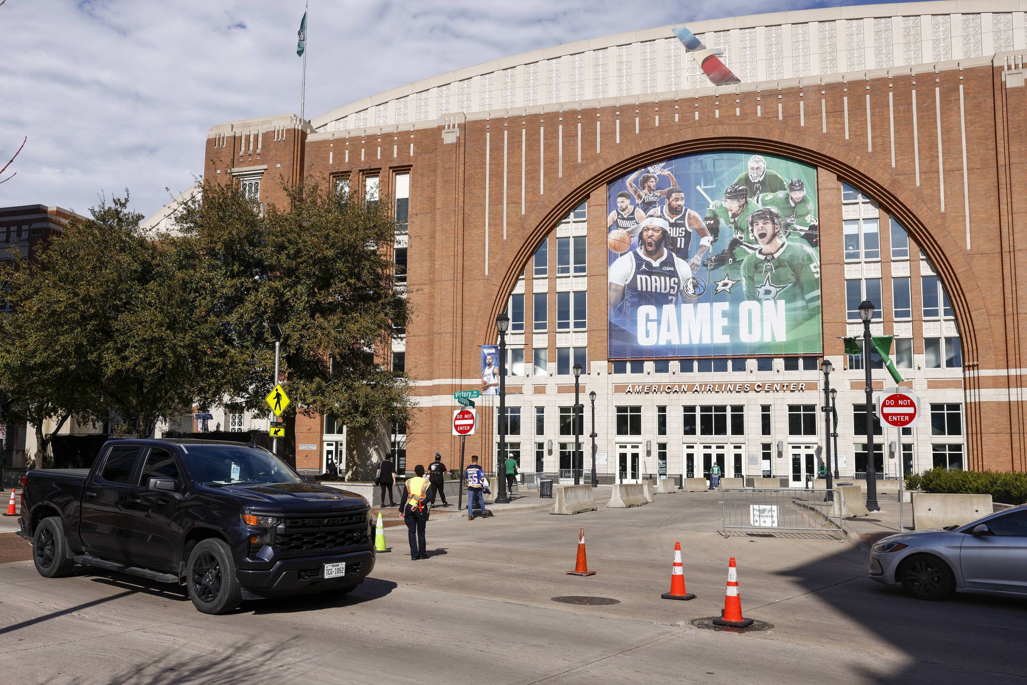Why are the Dallas Mavericks and Stars suing each other?