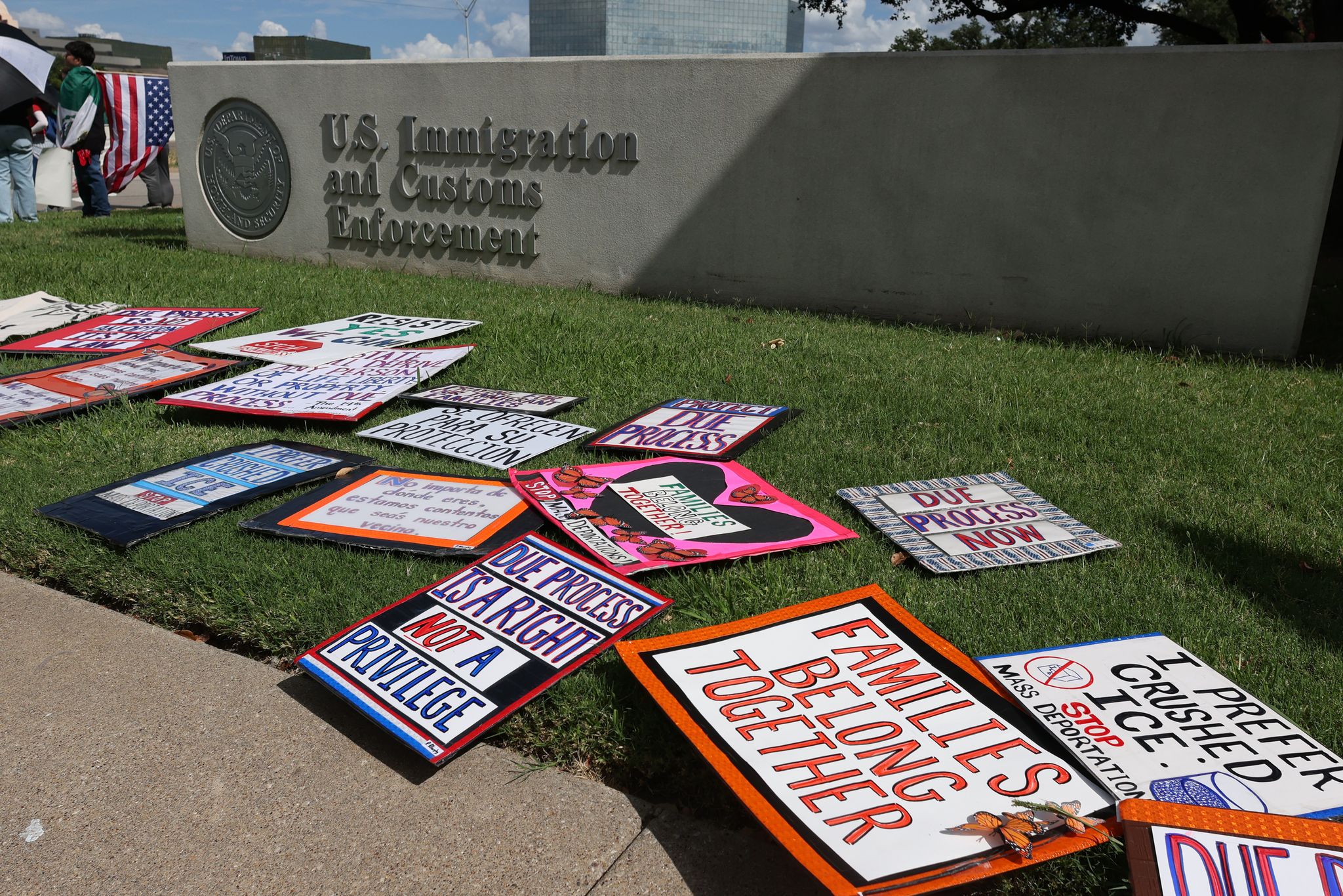 ICE mantuvo a migrantes detenidos por varios días en una oficina de Dallas, dicen familias