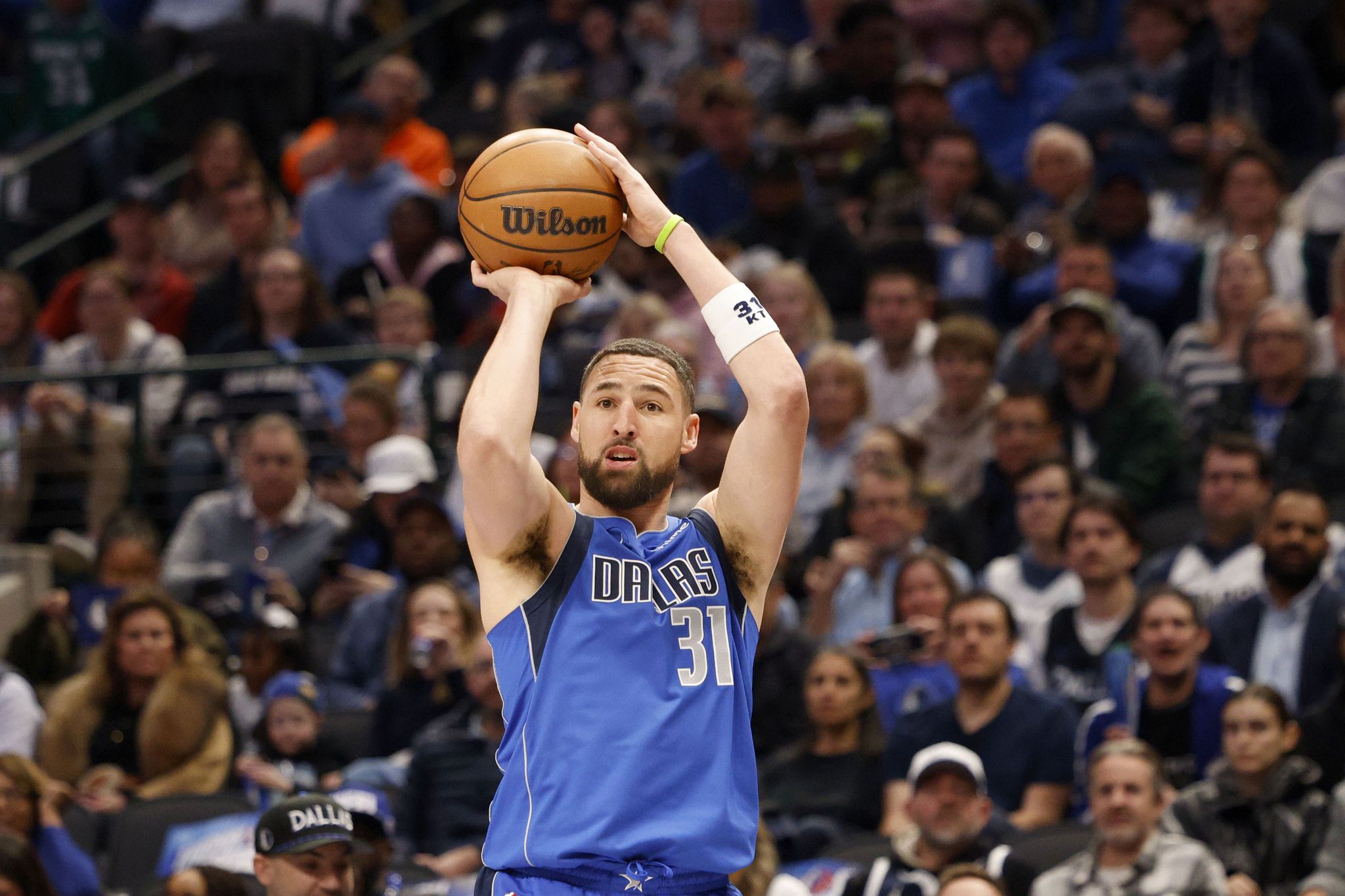 Watch: Mavericks' Klay Thompson moves into 4th place all-time in 3-pointers made
