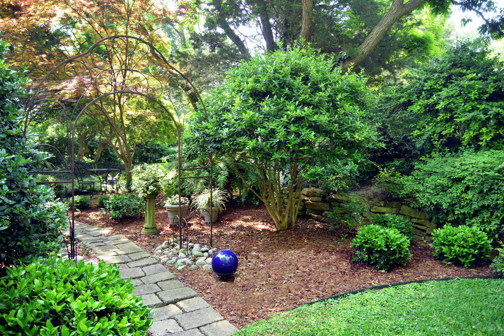 Nellie R. Stevens hollies for privacy — without neighbor issues