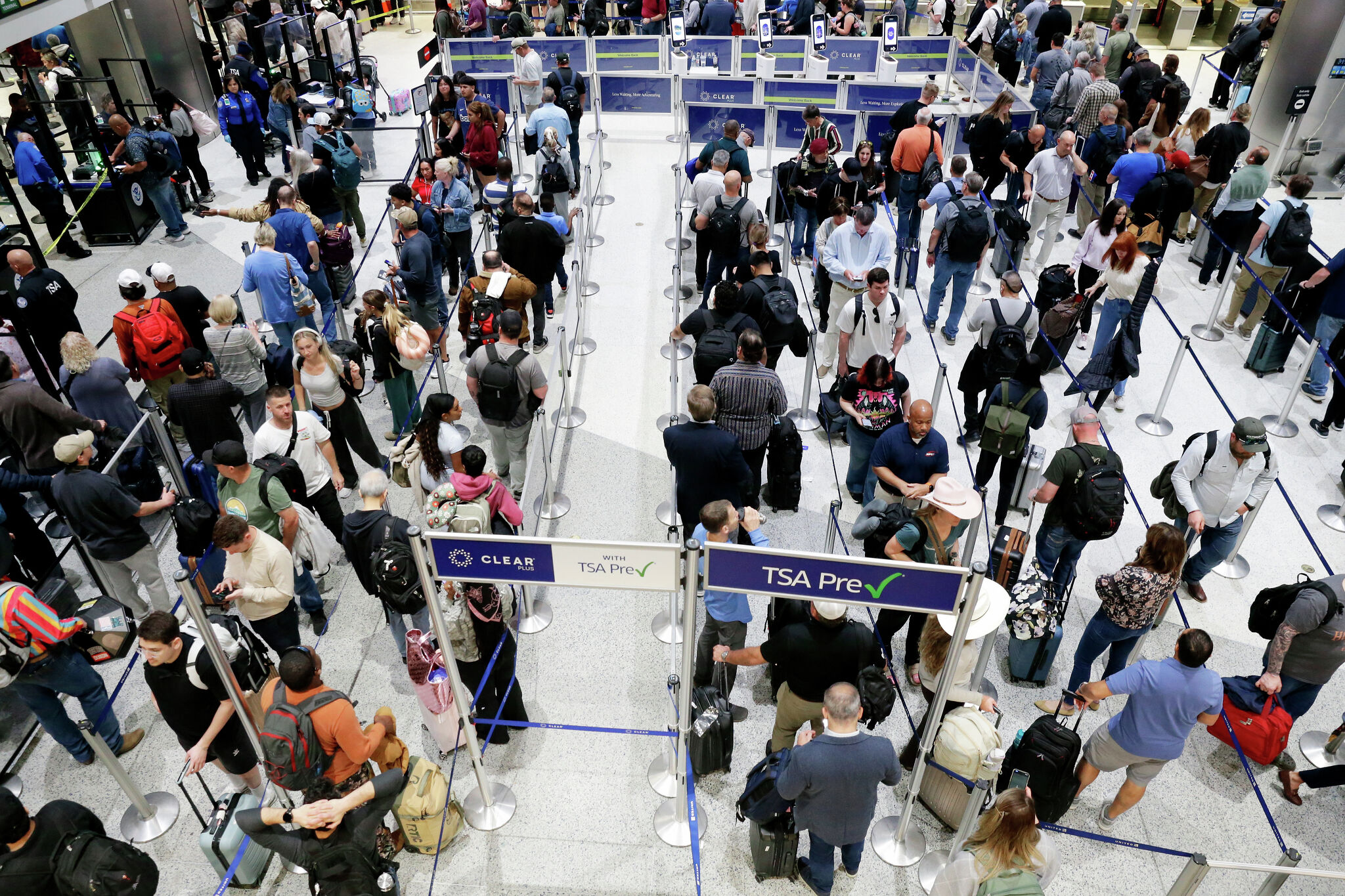 Trump signs order to pay TSA workers, IAH waits begin to shorten