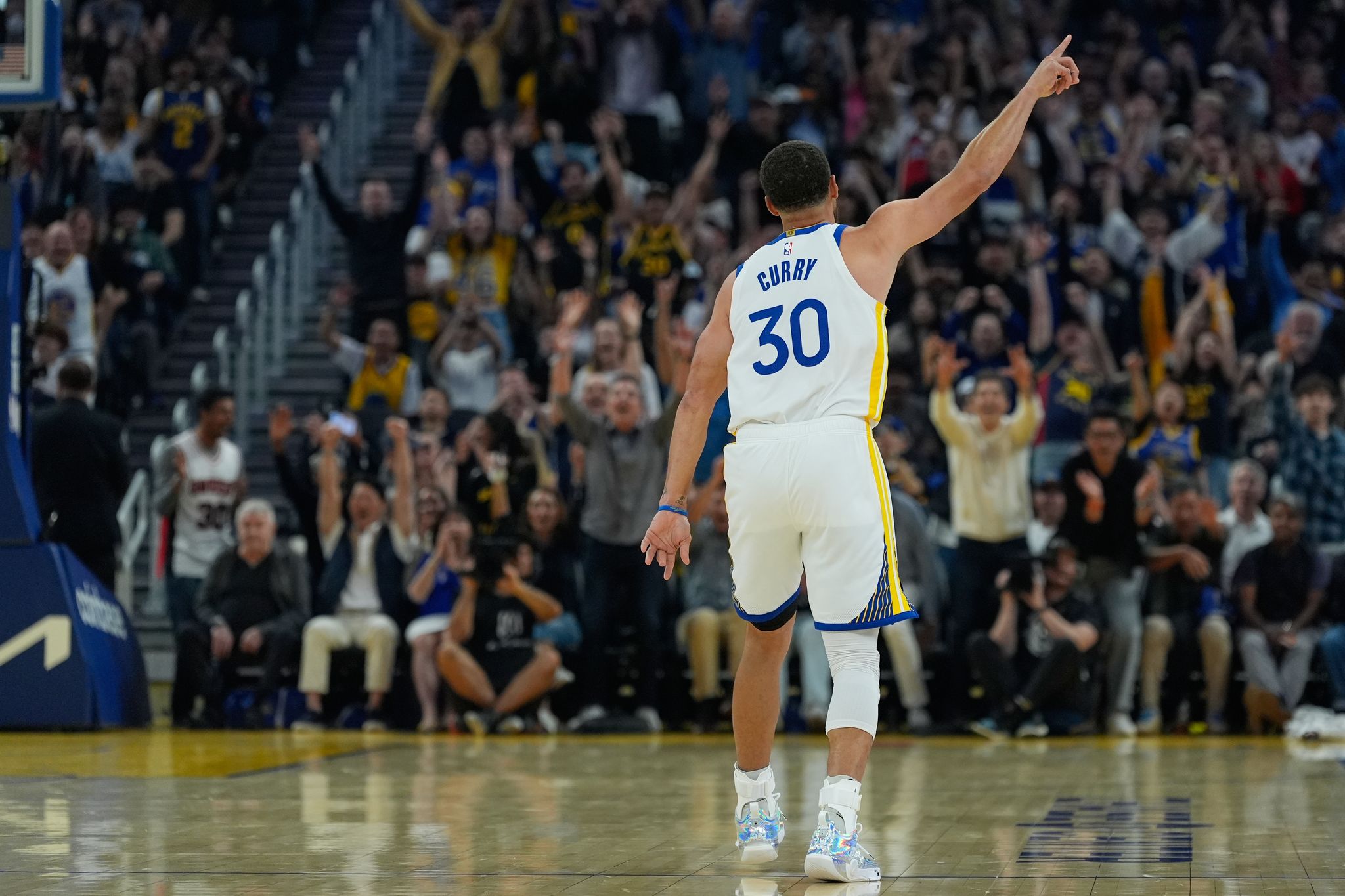 After missing more than 2 months with right knee injury, Stephen Curry returns for Warriors
