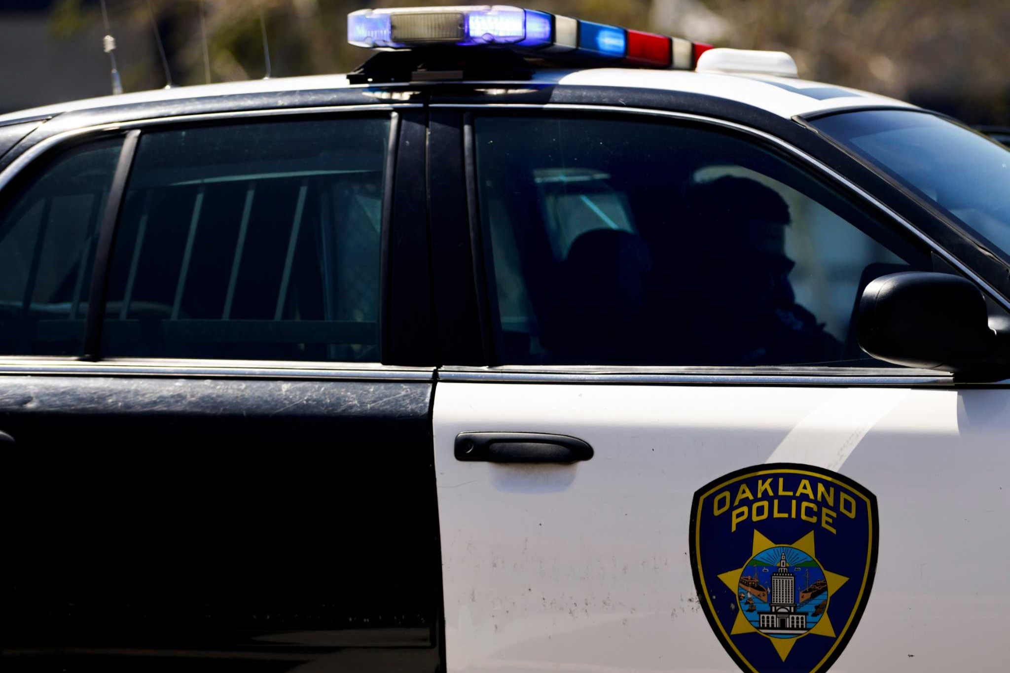 Oakland driver flees after injuring seven pedestrians on sidewalk