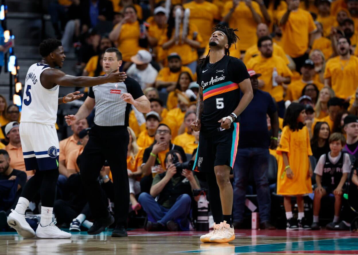 Spurs playoffs live updates: Spurs in defensive struggle