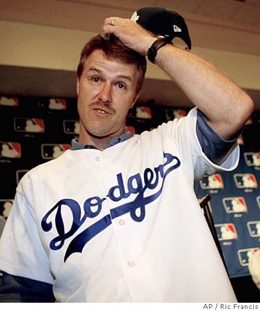 Kent signs two-year deal with Dodgers