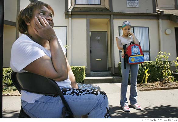 RICH CITY POOR CITY / Middle-class neighborhoods are disappearing from the nation's cities, leaving only high- and low-income districts, new study says