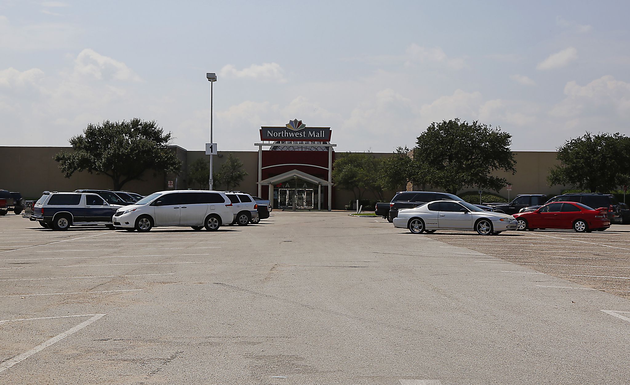 Northwest Mall to close most stores