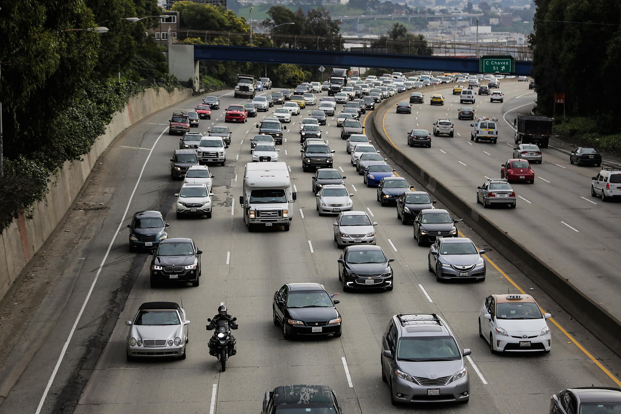 California reaches fuel-efficiency deal with four automakers, bypassing Trump