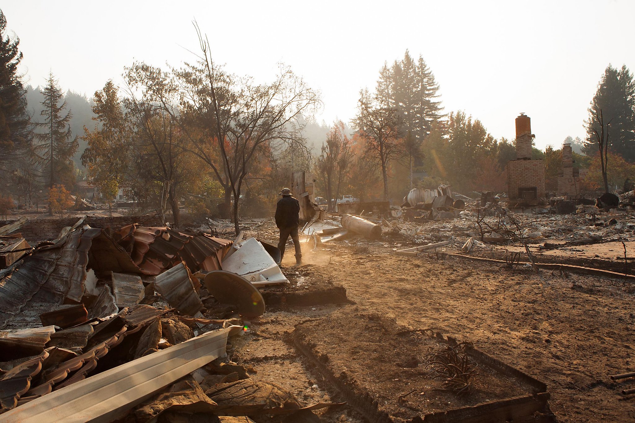 In Sonoma County, some flee, some defy continuing blaze