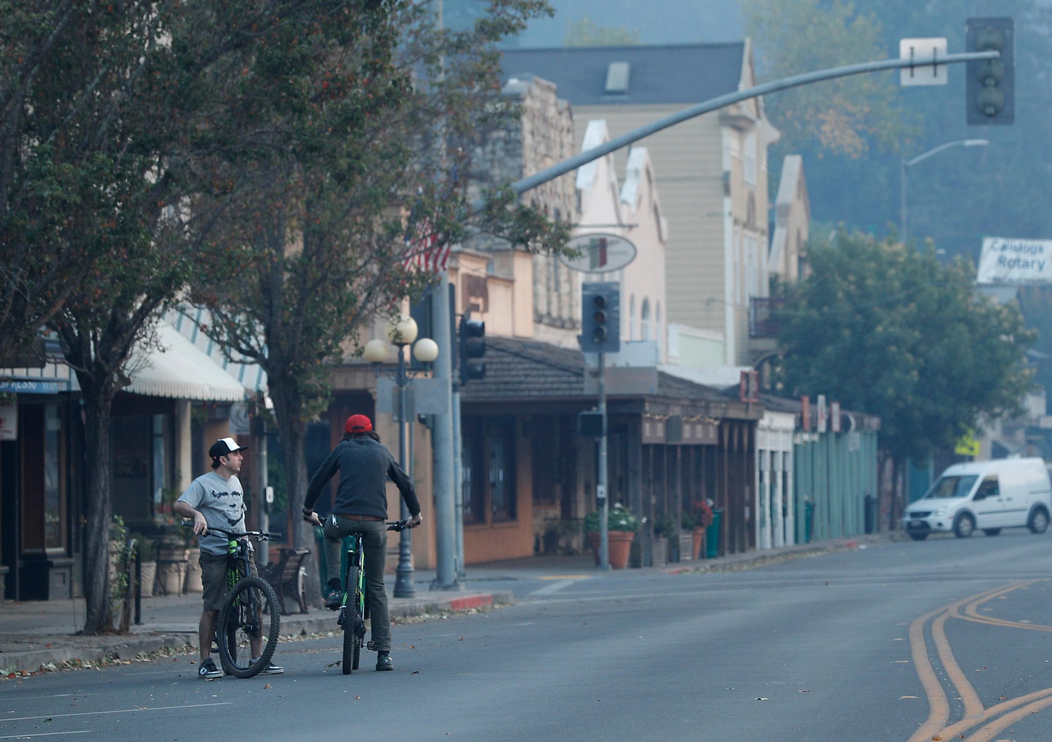 Fewer than 20 residents remain in Calistoga as Tubbs Fire inches closer
