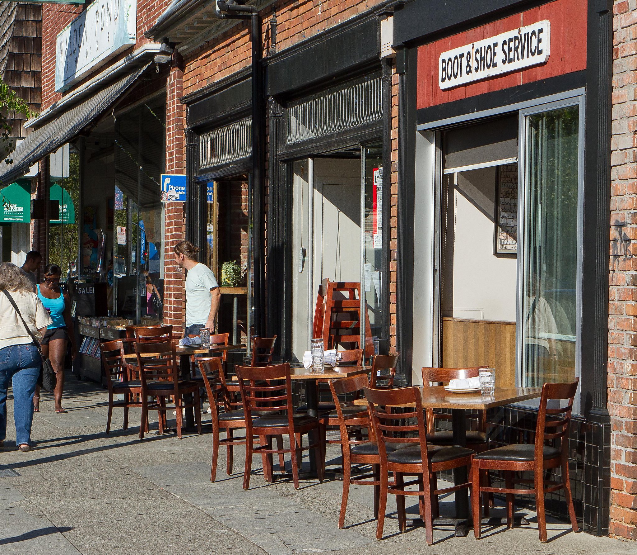 7 managers threaten to quit Oakland restaurants unless Hallowell divests