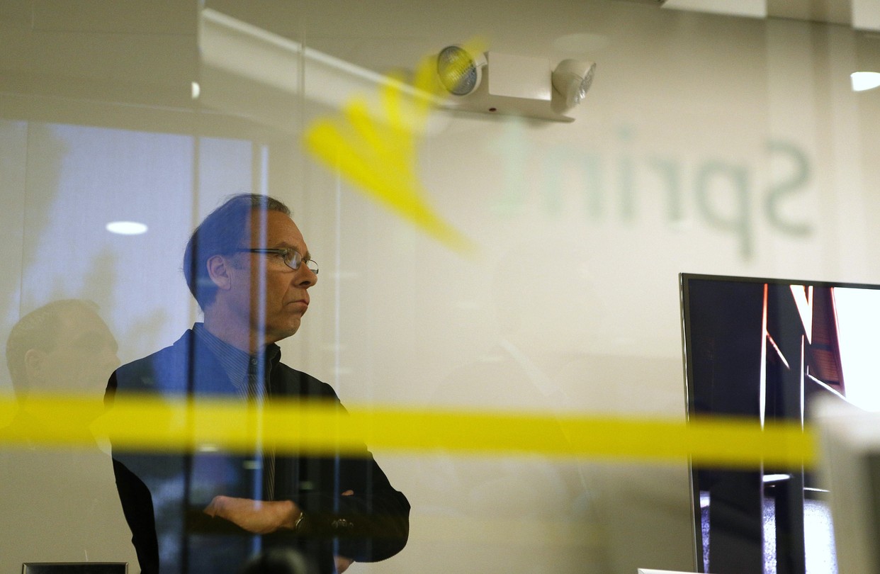 Sprint Abandons Pursuit of T-Mobile, Replaces CEO - WSJ