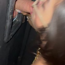 Famosa mamando no gloryhole