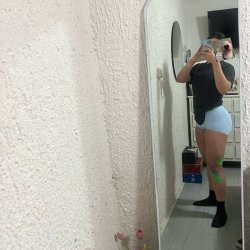 Latina culona montando delicioso despues del gym