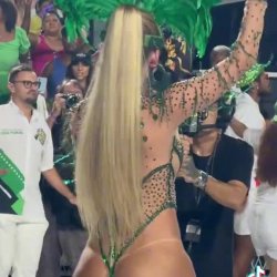 Bunda perfeita pra enterrar até o saco