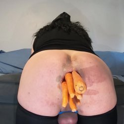 varias cenouras no meu cu guloso