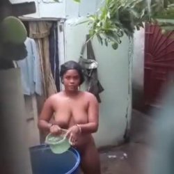 VIZINHA TOMANDO BANHO NO QUINTAL