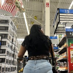 THICK LATINA MOMMY