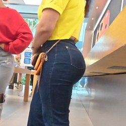 HUGE ASS MOMMY