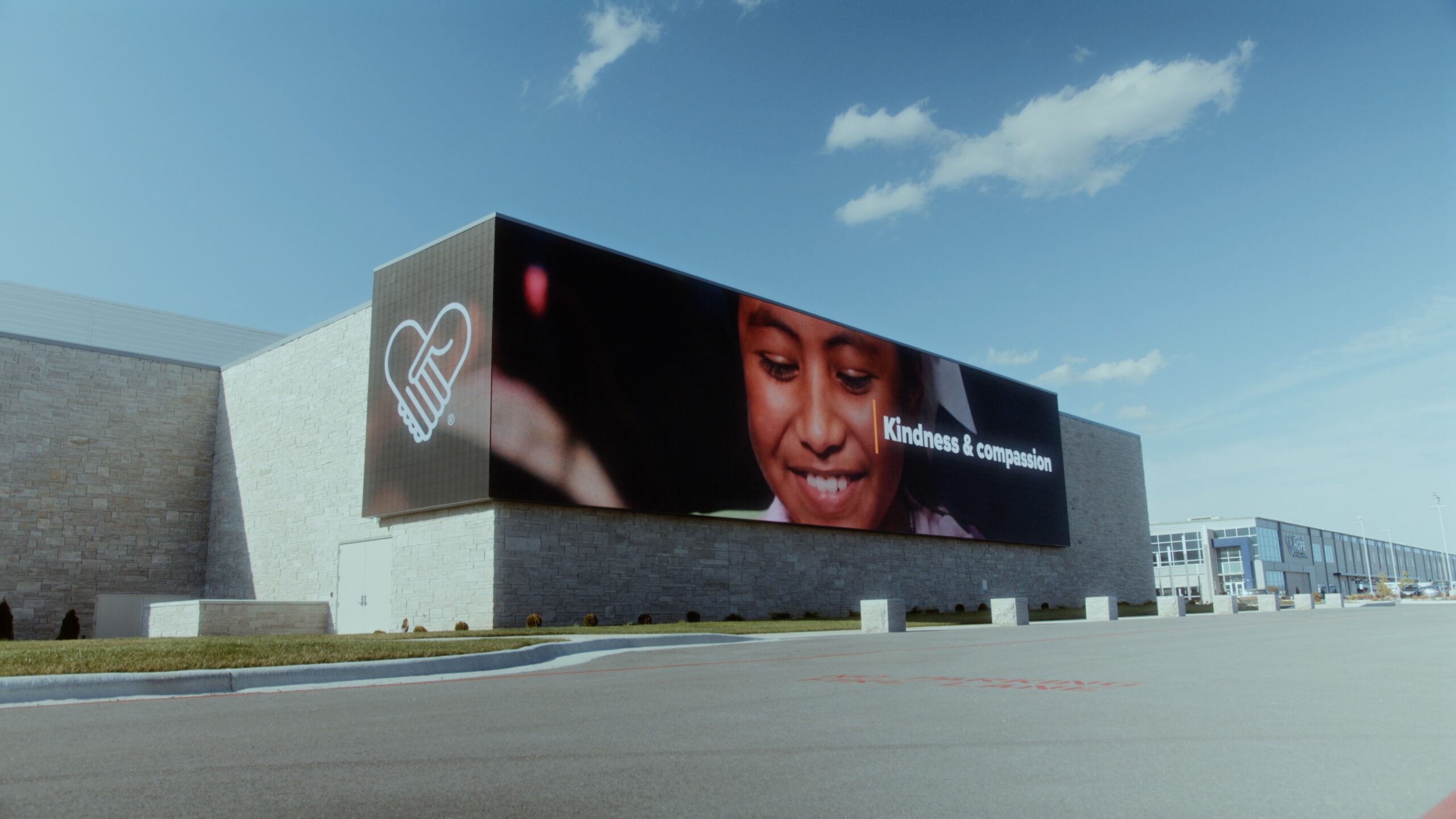 Convoy of Hope uses Samsung displays to build in-depth connections - Samsung Business Insights