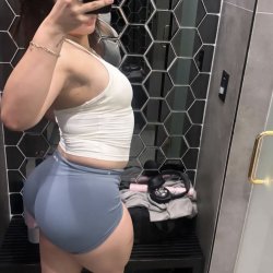 Gym girl w fat ass gets exposed