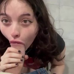 Hermosa turra mamando grande polla