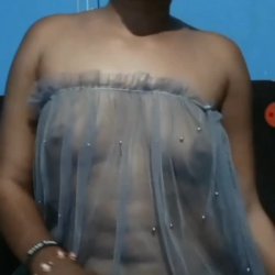 Light skin African showing body and shaking ass