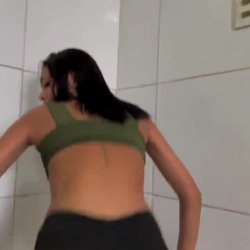 Favelada dançando no banheiro