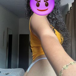 Novinha rabuda cacheada mamando a rola preta