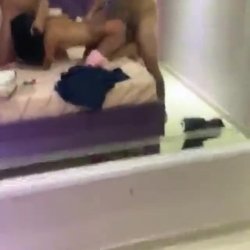 Vídeos da Novinha na suruba dando o cuzinho e a buceta pra 3 no motel_5