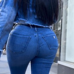 Tight Jeans phat booty Latina