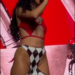 Marina Sena mostrando o cu. Vontade de enterrar no cuzinho até rancar bosta😏